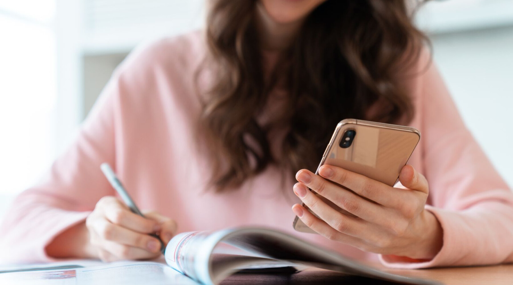 girl-with-phone