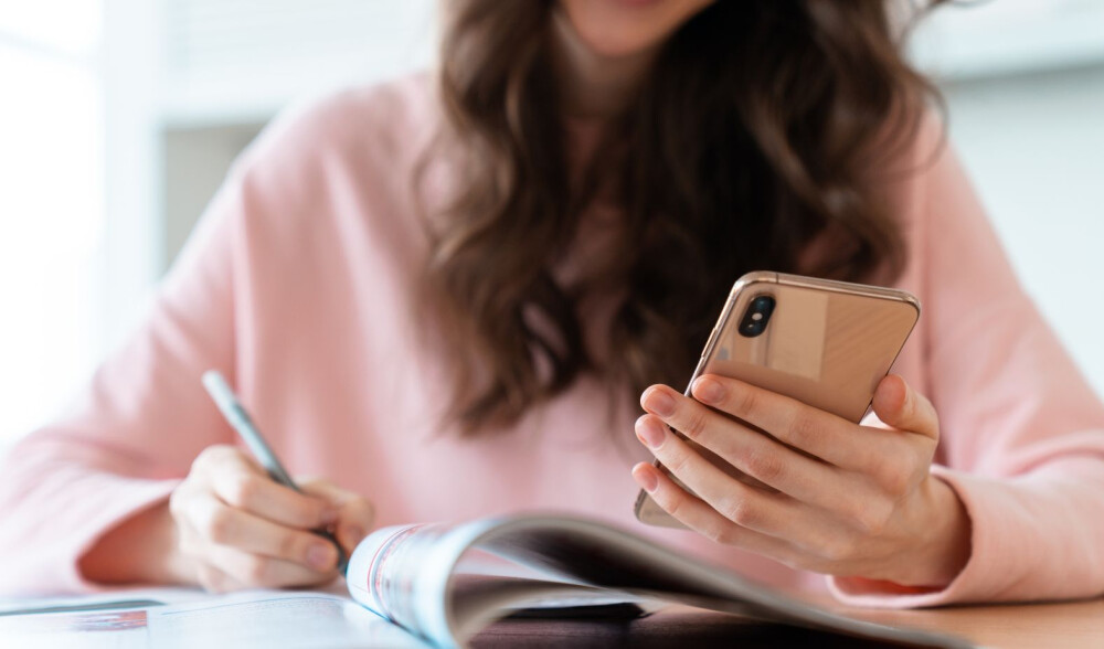 girl-with-phone