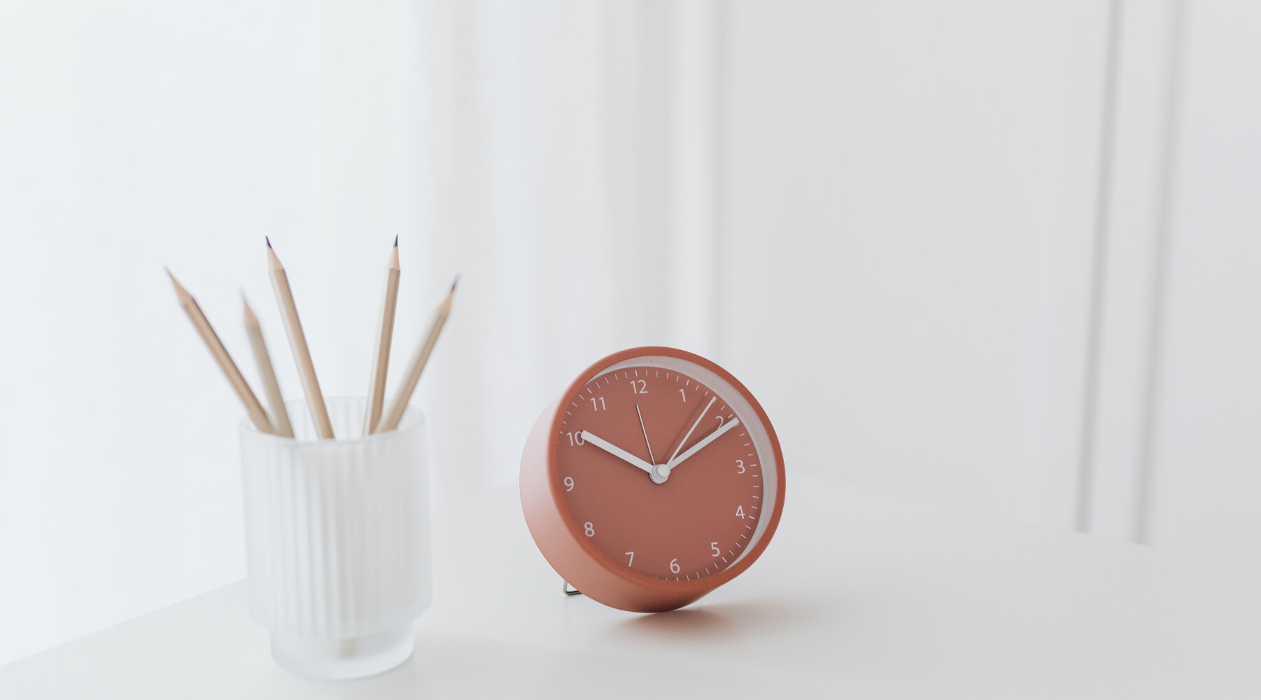 clock-on-table