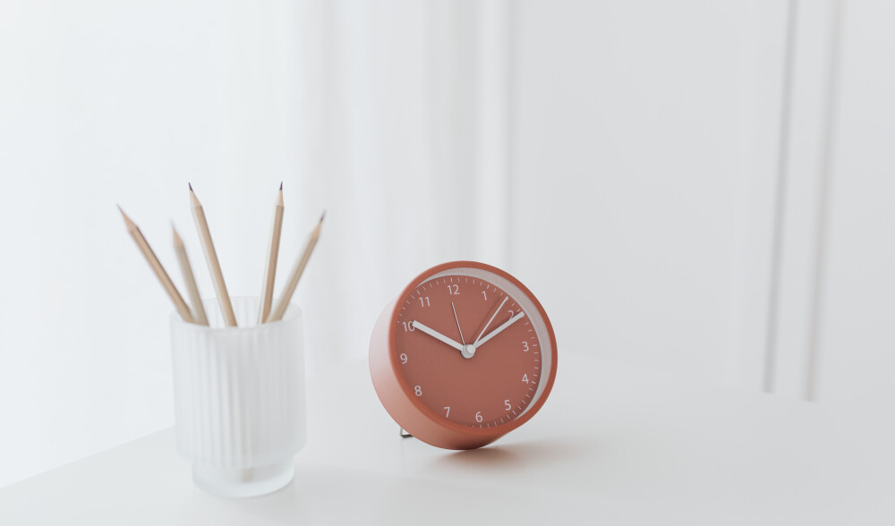 clock-on-table