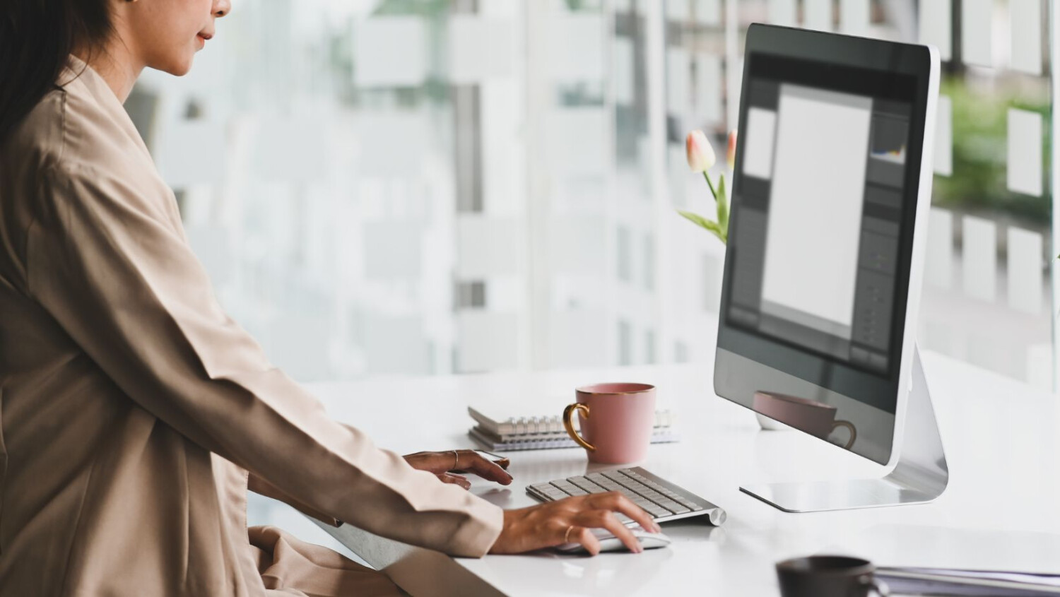 woman-working-laptop